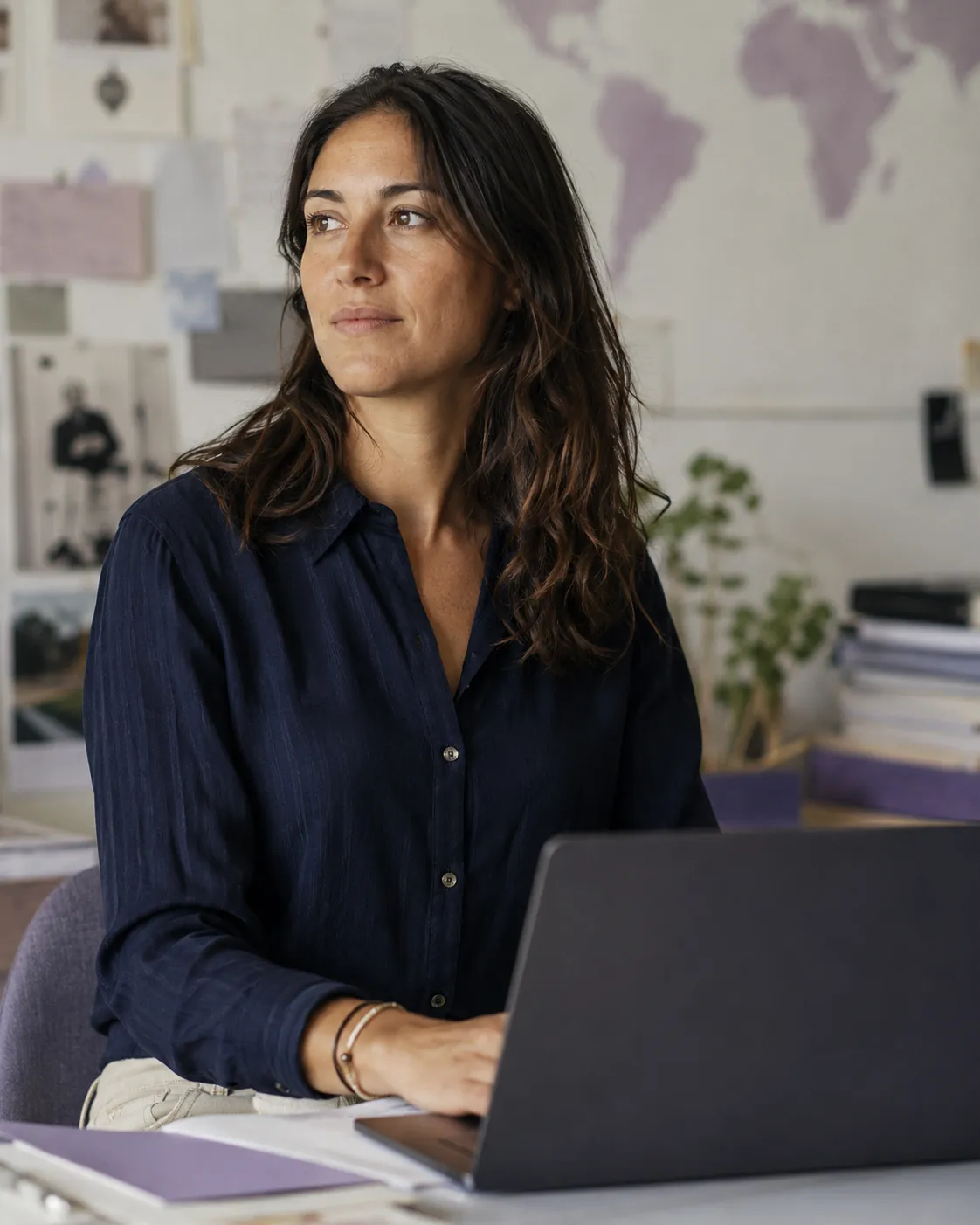 Un professionnel du recrutement partenaire, confiant, dans un environnement de travail à dimension internationale